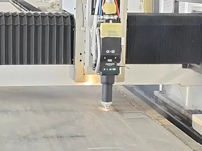 激光切割头进行平面切割